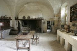 Una sala dell'antico castello di Cassan nei pressi di Pezenas, Francia - © david muscroft / Shutterstock.com