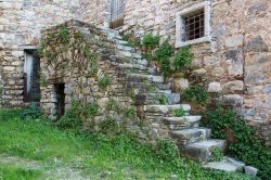 Una scala in pietra nel borgo di Roscino Vecchia in Campania