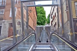 Una scala mobile nel centro cittadino di Vitoria Gasteiz, Spagna. Questa località dei Paesi Baschi è nota anche come Città Verde per via dei parchi pubblici e dei giardini ...