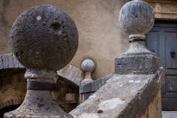 Una scala monumentale nel borghetto di Serre di Rapolano in Toscana