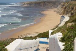 Una scalinata accompagna a questa spiaggia deserta a Ericeira, Portogallo.

