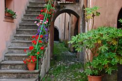 Una scalinata con fiori nel cuore di Varese Ligure, provincia di La Spezia - © Fabio Caironi / Shutterstock.com