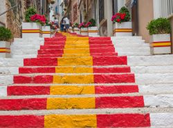 Una scalinata con i colori della bandiera spagnola in un quartiere di Calpe, Spagna.



