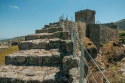 Una scalinata in pietra al castello di Linhares da Beira, Portogallo. Il maniero sorge su un'altura rocciosa da cui si gode una vista spettacolare.

