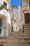 Una scalinata in pietra nel borgo storico di Ceglie Messapica, Salento, Puglia.  