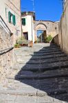 Una scalinata in pietra nel borgo vecchio di Acquapendente, Lazio.
