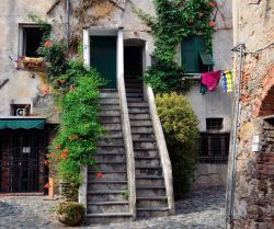 Una scalinata in pietra nel centro storico di Albissola Marina, Savona, Liguria - © maudanros / Shutterstock.com