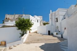 Una scalinata nel centro di Massafra, borgo della Puglia non lontano da Taranto