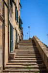 Una scalinata nel centro storico di Piombino, Toscana. 
