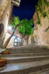 Una scalinata nel centro torico di Pollina durante una camminata serale nel borgo sulle Madonie in Sicilia