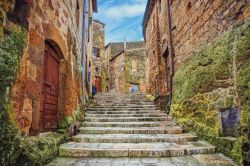 Una scalinata nel cuore del centro storico di Pitigliano, Toscana.

