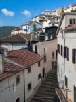 Una scalinata nel cuore di Rivisondoli, pittoresco borgo in Abruzzo, tra le montane della provincia de L'Aquila