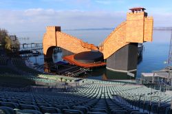 Una scenografia galleggiante al festival di Bregenz in Austria. - © RukiMedia / Shutterstock.com