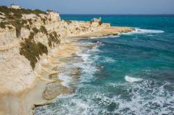 Una scogliera di calcare nei pressi di Marsascala, isola di Malta, fotografata dall'alto.

