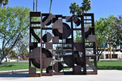 Una scultura a motivi geometrici fuori dal Palazzo Municipale di Scottsdale, Arizona, USA  - © Thomas Trompeter / Shutterstock.com