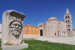 Una scultura con la chiesa di San Donato sullo sfondo, Zara, Croazia. Il nome si riferisce a Donato di Zara che iniziò la costruzione della chiesa nel IX° secolo.

