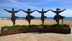 Una scultura dedicata alla sardana nella città di Blanes, Costa Brava, Spagna. La sardana è il tradizionale ballo della Catalogna. Rappresenta il simbolo di unità per i ...