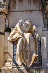 Una scultura del monumento al capitano Anton Mimbelli a Orebic, Croazia. Il memoriale si trova nel cimitero del monastero francescano di Nostra Signora degli Angeli - © Nutfield Chase / ...