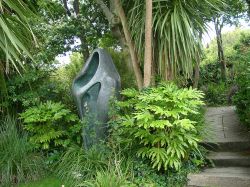 Una scultura di Barbara Hepworth in un giardino di St. Ives, Cornovaglia, Regno Unito - © 9548315445 / Shutterstock.com