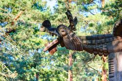 Una scultura di legno al Witch Hill Park nei pressi di Juodkranté, Lituania. Il "Parco delle Streghe" è stato inaugurato nel 1979 - © Yevgen Belich / Shutterstock.com ...