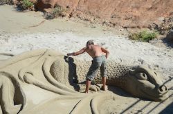Una scultura di sabbia sulla costa di Orihuela, Spagna. Le spiagge di questa località si estendono per quasi 24 chilometri offrendo anche un'ampia scelta di attività ricreative - ...