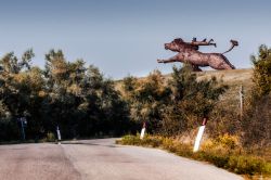 Una scultura in acciaio dell'artista Calcagnini di Pesaro. Si trova lungo la strada tra Montefabbri ed Urbino - © cristian ghisla / Shutterstock.com