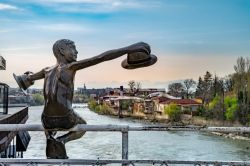 Una scultura in bronzo nel centro della città di Kutaisi, Georgia - © Valerii Iavtushenko / Shutterstock.com