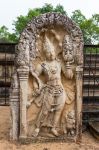 Una scultura in pietra fra le rovine della città sacra di Anuradhapura, Sri Lanka.
