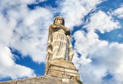 Una scultura sulla chiesa di Saint-Laurent a Barjac in Francia