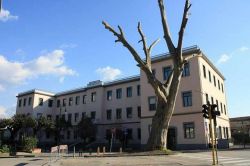 Una scuola di Saviano, durante una bella giornata di sole in provincia di Napoli