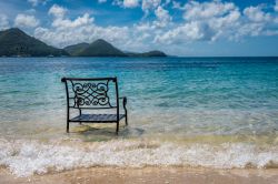 Una sedia solitaria sulla spiaggia del paradiso tropicale di Rodney Bay a Saint Lucia, Caraibi.