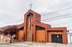 Una semplice chiesa costruita in legno nel villaggio di Puerto Montt, Cile.
