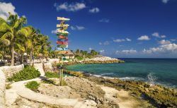 Una simpatica bandiera segna località su una spiaggia di Xcaret, Messico.
