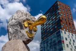 Una singolare scultura di fronte al centro commerciale nel centro di Zoetemeer, Olanda - © Zivko Trikic / Shutterstock.com