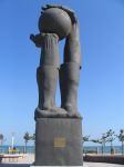 Una singolare scultura sul lungomare di Qingdao, Cina.
