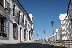 Una singolare veduta dei balconi e delle case su Adarve Street a Priego de Cordoba, Spagna - © miquelito / Shutterstock.com
