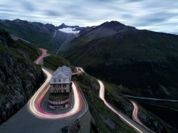 Una sinuosa strada di montagna by night a Brusio, Svizzera.

