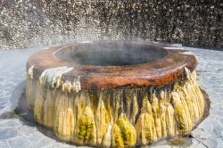 Una sorgente di acqua calda al parco pubblico di Raksawarin nella provincia di Ranong, Thailandia del Sud.
