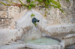 Una sorgente naturale di acqua nel centro di Altotting, Baviera, Germania.

