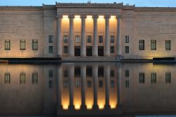 Una spendida veduta notturna del Kansas Art Museum a Kansas City, Missouri.
