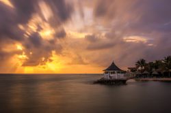 Una spettacolare alba a Runaway Bay, Giamaica. Situata 16 km a ovest di Ocho Rios, questa  località di mare della Giamaica ha alcune delle più belle spiagge di quest'isola ...