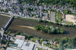 Una spettacolare veduta aerea della città di Montrichard sul fiume Cher, Francia.
