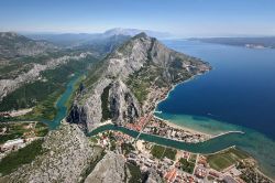 Una spettacolare veduta di Omis e le sue falesie famose per le arrampicate in Croazia
