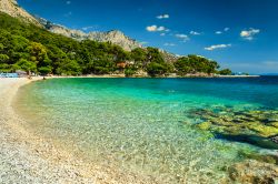 Una spiaggia a ciottoli sulla magnifica costa di Brela in Croazia