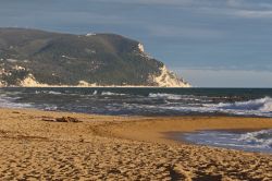 Una spiaggia a nord di Porto Recanati e il Monte Conero in secondo piano