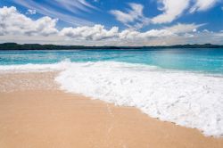 Una spiaggia e il mre turchese a Nosy Be, la principale meta turistica della zona settentrionale del Madagascar.