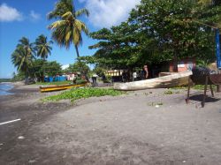 Una spiaggia a Portsmouth, isola di Dominica, Caraibi. Questa cittadina si trova nella parte settentrionale del paese: dotata di un proprio porto si affaccia sul Mar dei Caraibi.



