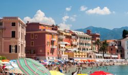 Una spiaggia affollata a Sestri Levante (Genova) durante l'estate, Liguria.

