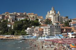 Una spiaggia affollata con sdraio e ombrelloni a Porto Maurizio, Imperia, in estate.



