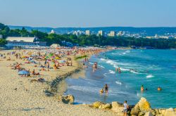 Una spiaggia affollata sul litorale di Varna, Bulgaria.

